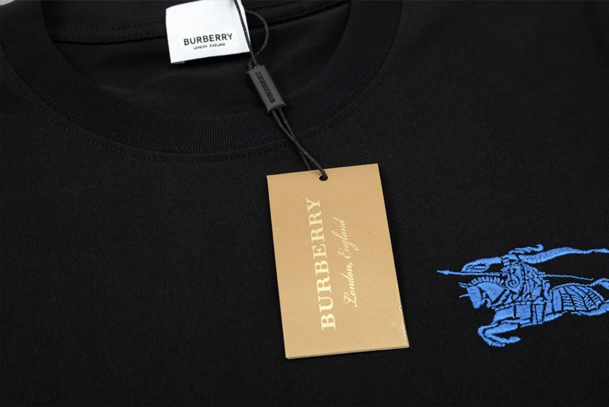 P85✨🔥 [BURBERRY] 2026FW short-sleeved T-shirt, embroidery technology, Premium 26s double yarn 300g fabric, heavy fabric, custom stretcher rib, same vat and dye, complete three standards, same style for men and women, color: Black White, Size: S M L XL XXL